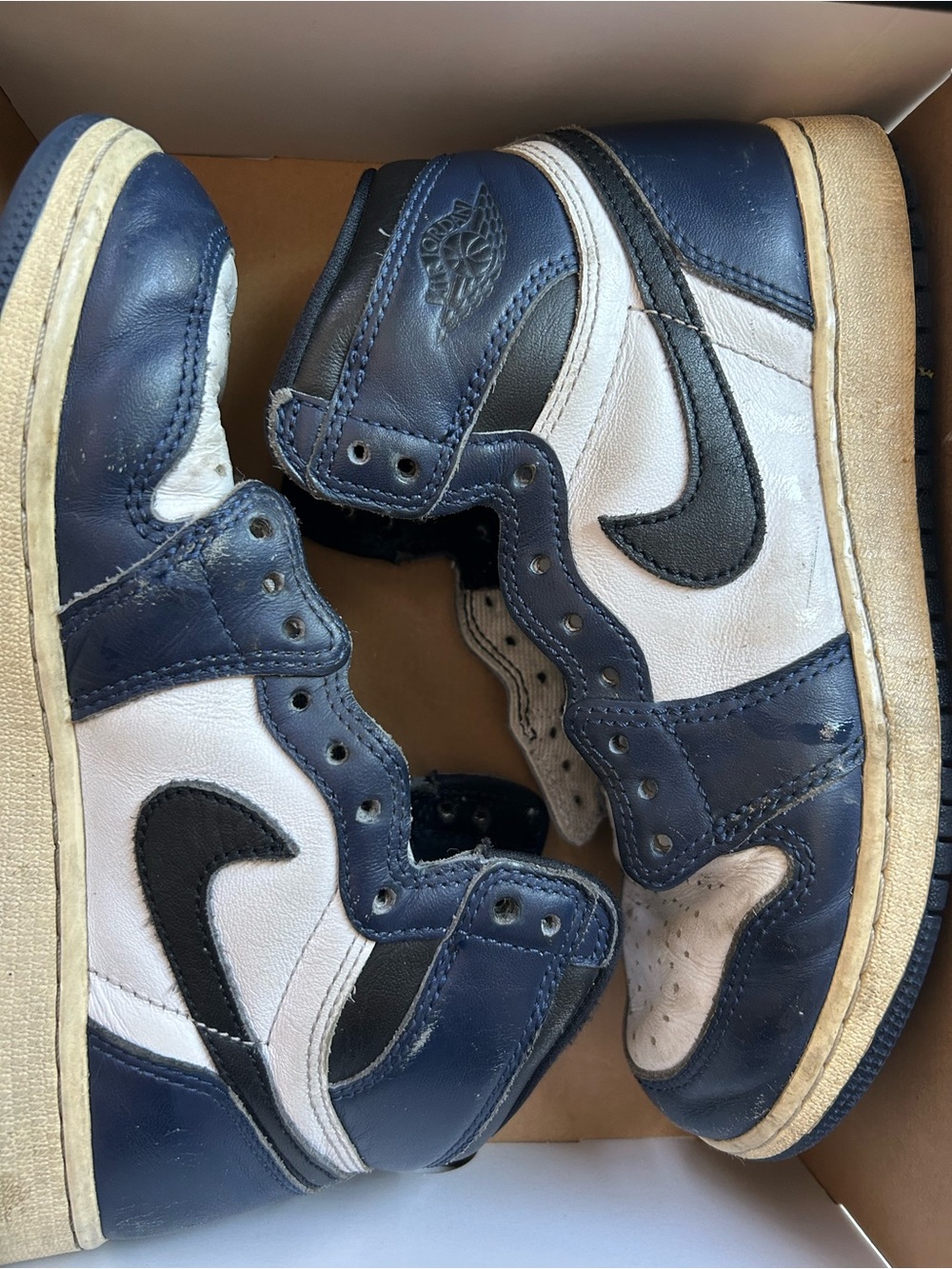 Air Jordan 1 Retro High OG; size 4Y